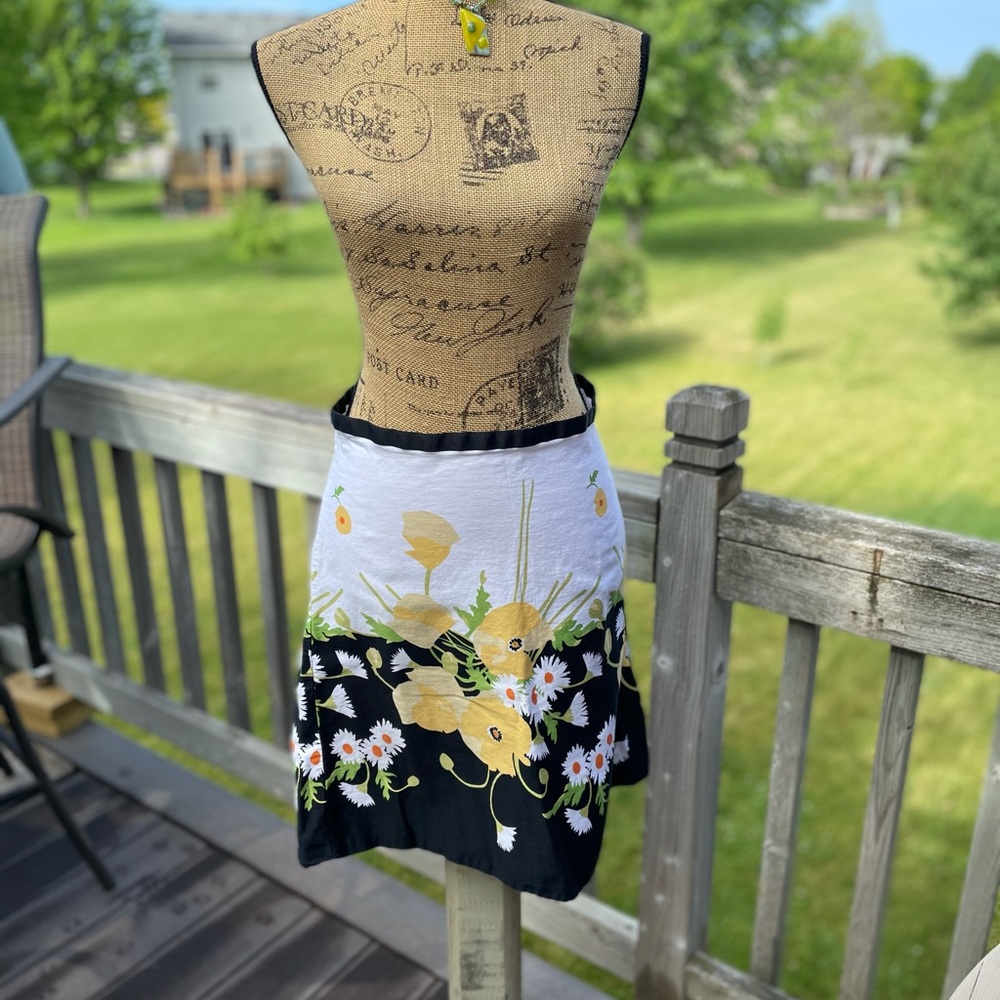 🌼🖤Gorgeous floral skirt